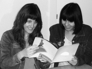 Rebeca L. González e Isabel Martínez haciendo que leen el número 2 de su revista