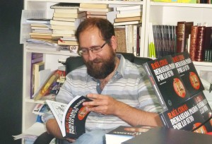 David, de Librería Circus, flipándolo con el cómic de Cimas